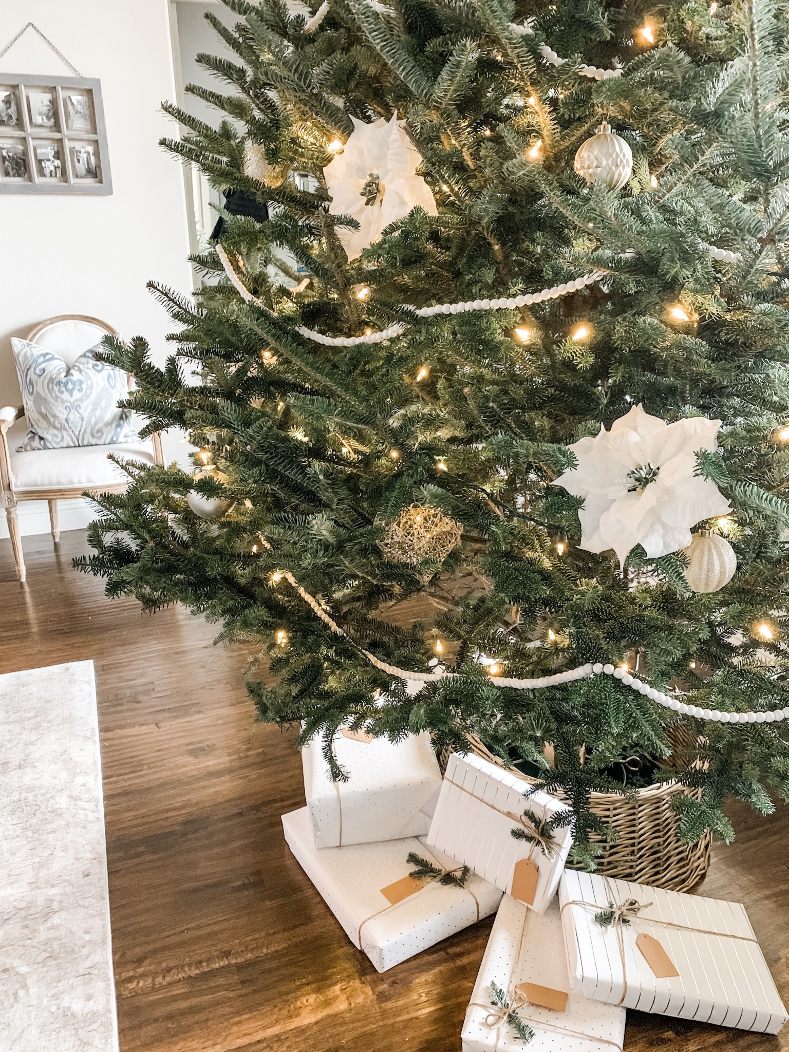 Simple and Neutral Christmas tree gifts 