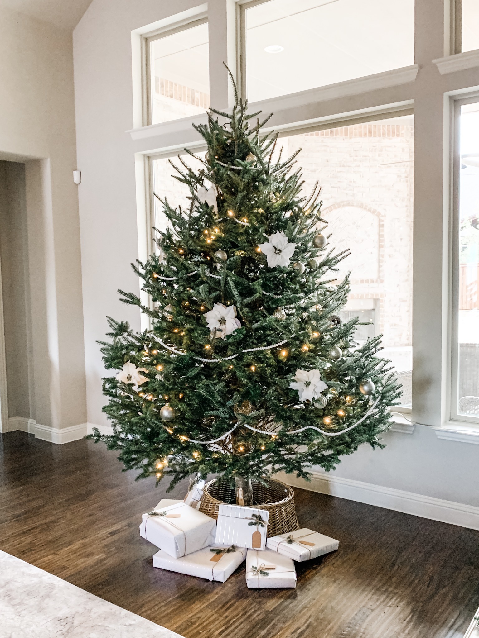 Simple and Neutral Christmas tree gifts